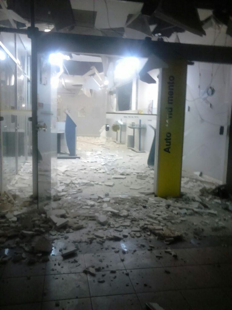 Bandidos invadem Riacho de Santana e explodem agências bancárias