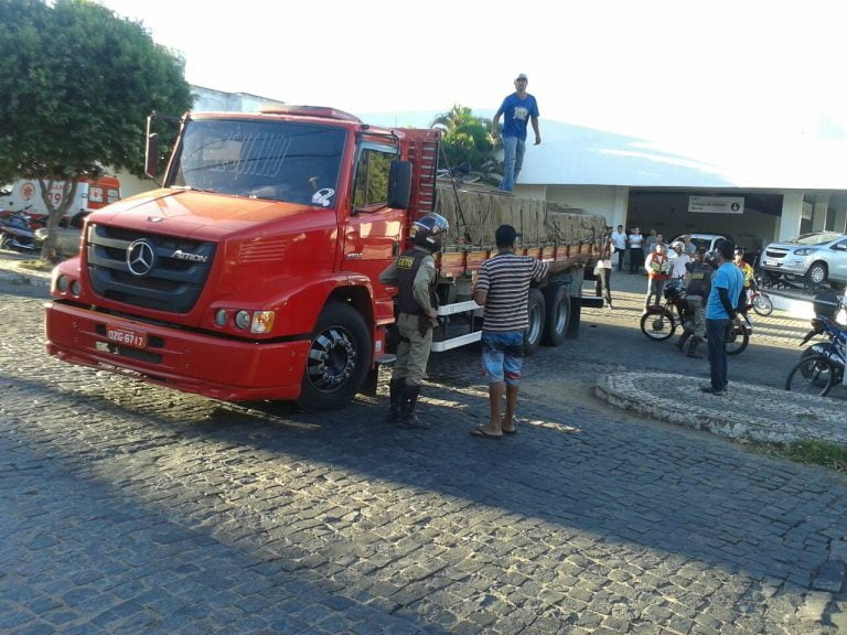 Acidente com caminhão deixa motociclista gravemente ferido no centro