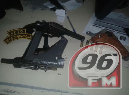 Guanambi: Polícia apreende arma e grampeador adaptado para disparar munição 38