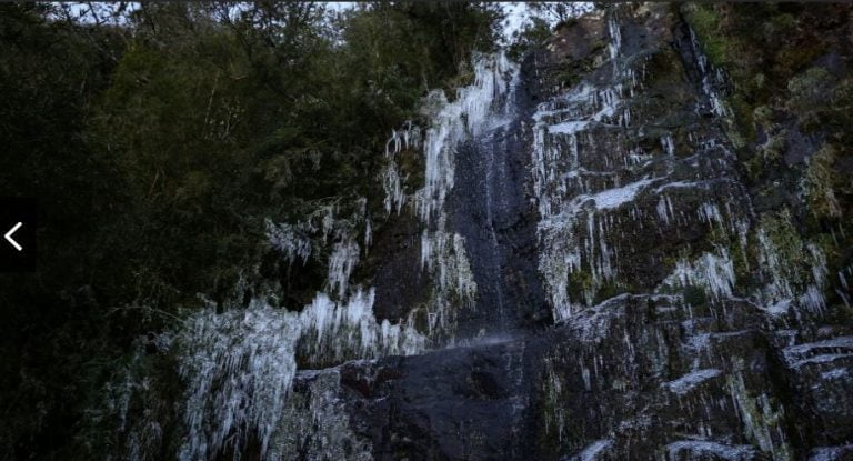 Cachoeira congela em Santa Catarina