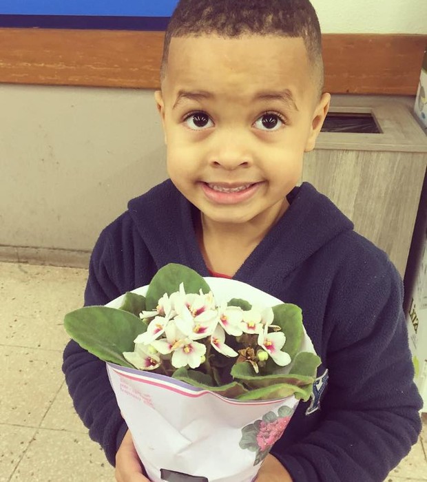Mãe faz filho pedir desculpas e levar flores para colega após empurrão