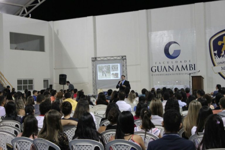 Professor Claudio Carneiro promove palestra com o tema “Construindo o seu futuro” na Faculdade de Guanambi