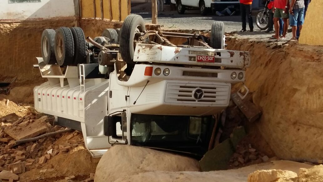 Guanambi: Rua cede e caminhão cai em buraco de obra