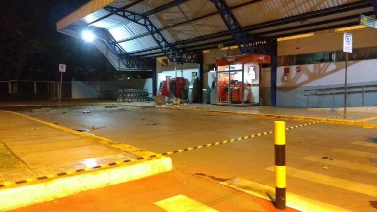 Bandidos explodem caixa eletrônico no aeroporto de Montes Claros