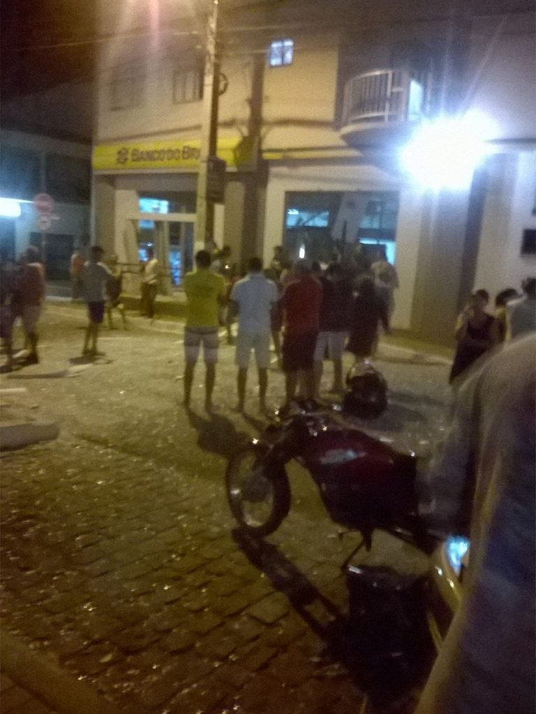 Bandidos detonam agência bancária em Caculé
