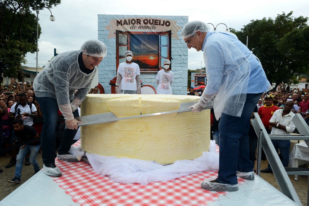 Maior queijo do mundo é apresentado em Minas Gerais