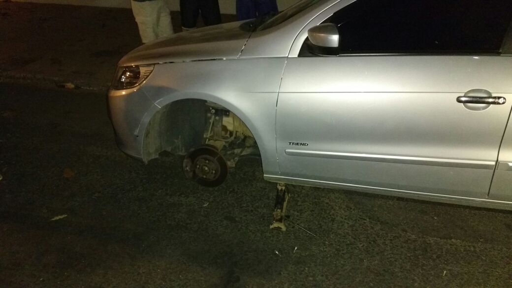 Guanambi: Ladrões levam rodas de carro na estacionado na Av. Guanabara