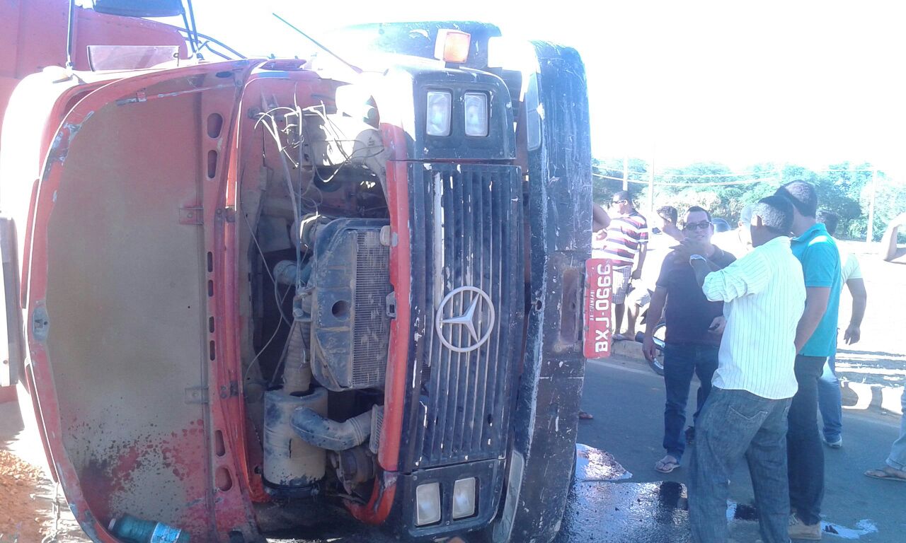 Guanambi: Caminhão carregado de terra tomba no trevo da BR-030