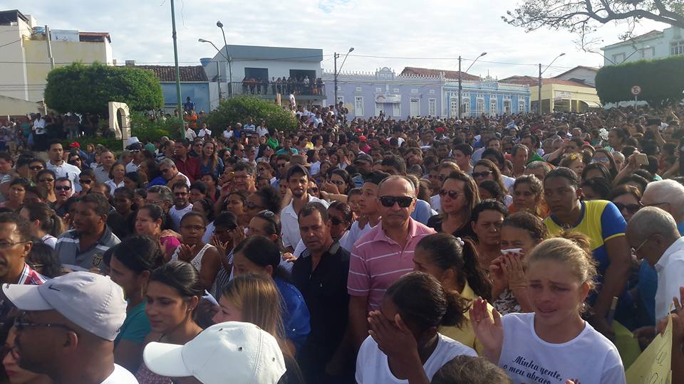 Multidão participa do último Adeus ao ex-prefeito Ricardo Ladeia