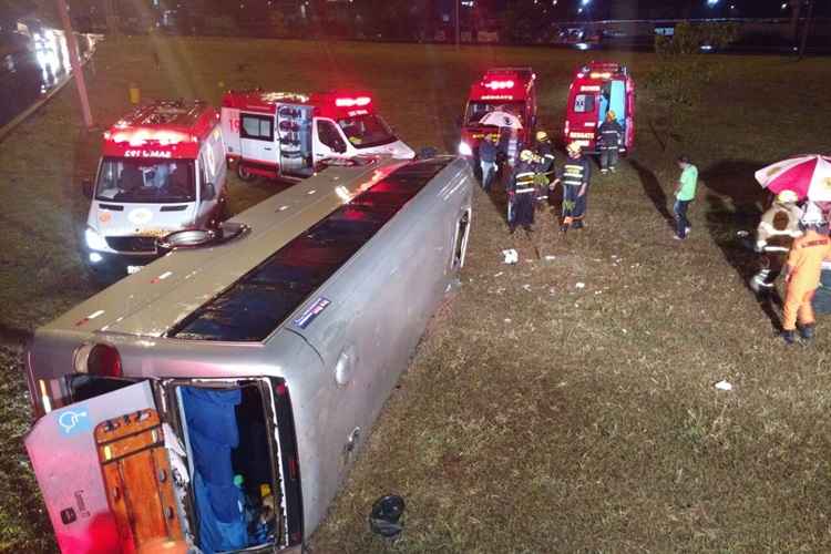 Microonibus que saiu de Caetité tomba no Distrito Federal, 10 pessoas ficam feridas