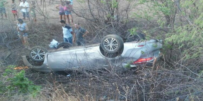 Carro com seis pessoas capota na BR-030 em Palmas de Monte Alto