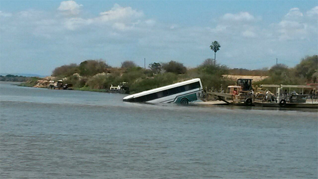 Ônibus cai no Rio São Francisco após despencar de balsa
