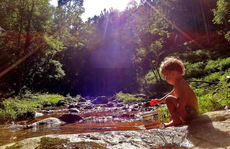 Creche pública de Natal inclui banho de cachoeira na rotina das crianças