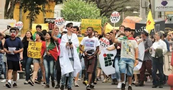 PEC 241: Estudantes já ocupam mais de mil instituições de ensino pelo Brasil, mobilização cresce em Guanambi