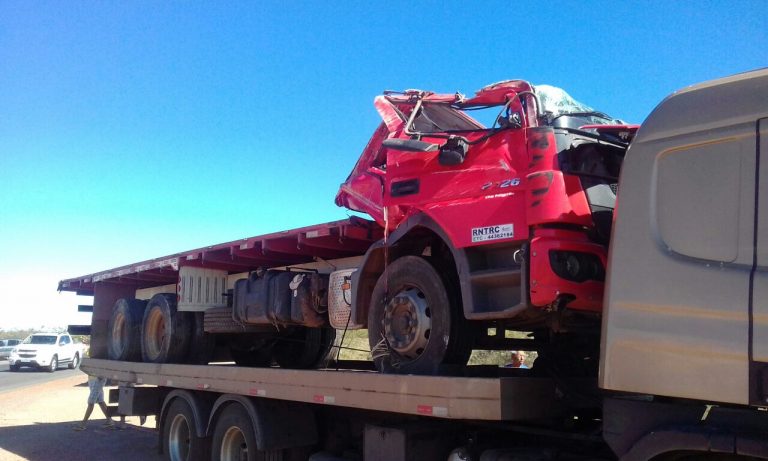 Caminhão com carga de banana tomba na BR-430 entre Igaporã e Caetité
