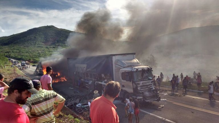 Acidente grave incendeia carretas na BR 116, no Sudoeste da Bahia
