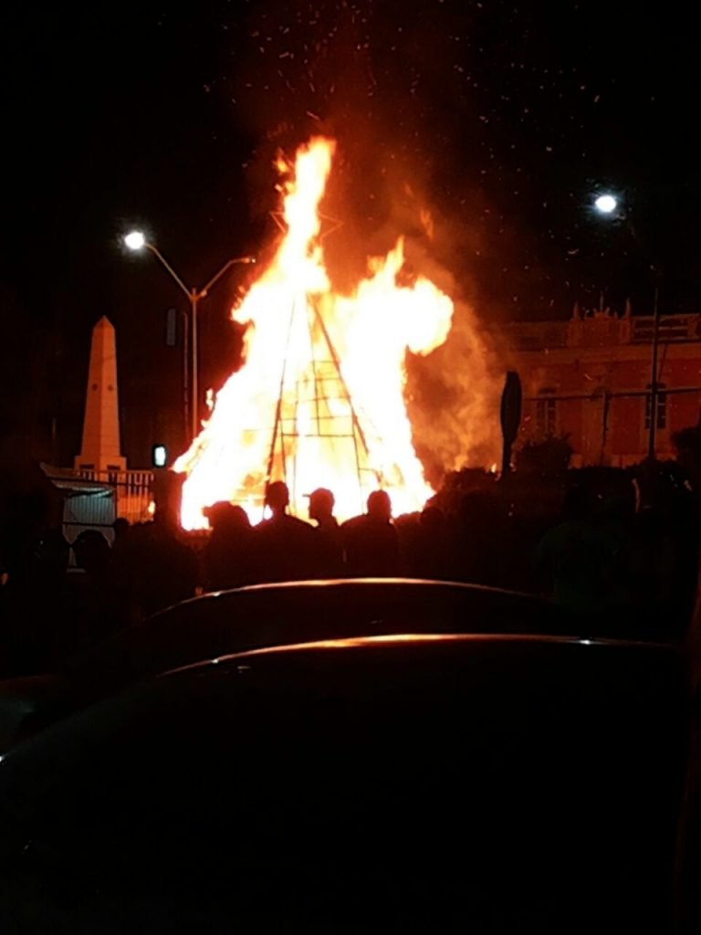 Foguete palmeirense incendeia árvore de Natal em Caetité