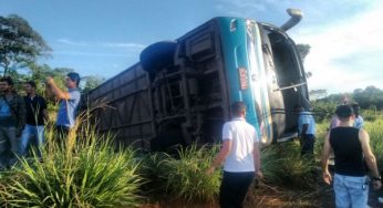 Ônibus com destino à Goiânia tomba no Oeste Baiano, quatro pessoas ficaram feridas