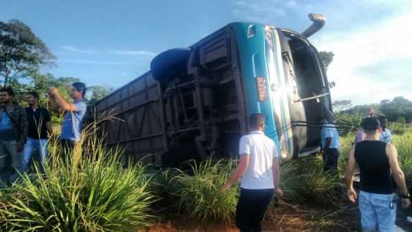 Ônibus com destino à Goiânia tomba no Oeste Baiano, quatro pessoas ficaram feridas