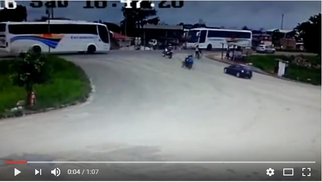 Vídeo: Fugitivos da polícia são atropelados por ônibus em Teixeira de Freitas