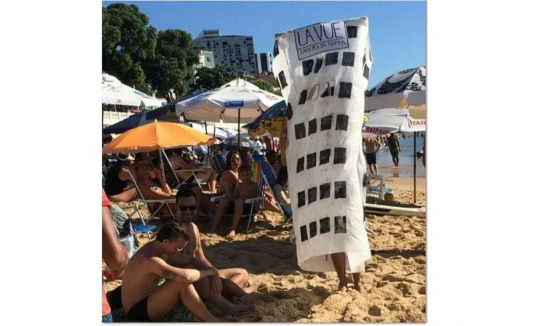 Baiano protesta vendendo a  sombra do edifício que derrubou Geddel.