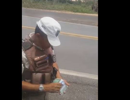 Caminhoneiro acusa policiais rodoviários de cobrarem ‘pedágio’ em rodovia baiana