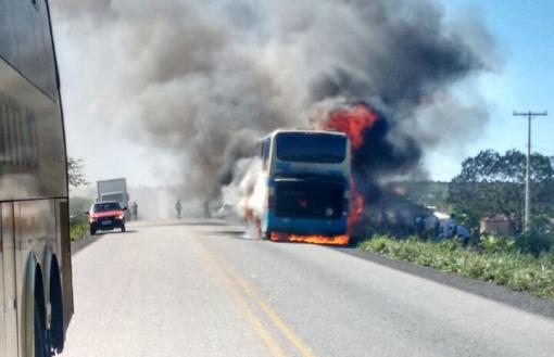 BR-030: Ônibus da empresa Novo Horizonte pega fogo próximo a entrada de Malhada de Pedras