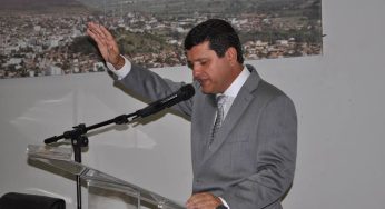 Justiça suspende decreto do prefeito de Guanambi que entregou chave da cidade à Deus