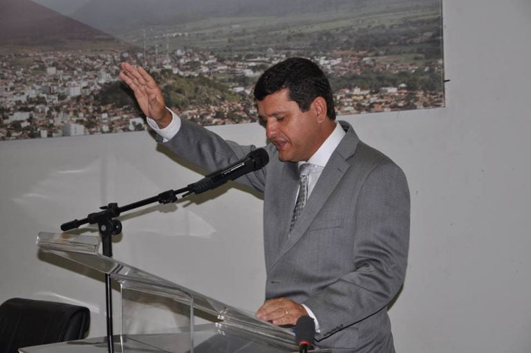 Justiça suspende decreto do prefeito de Guanambi que entregou chave da cidade à Deus