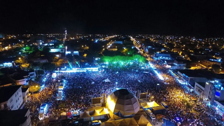 Réveillon atrai multidão à Praça do Feijão