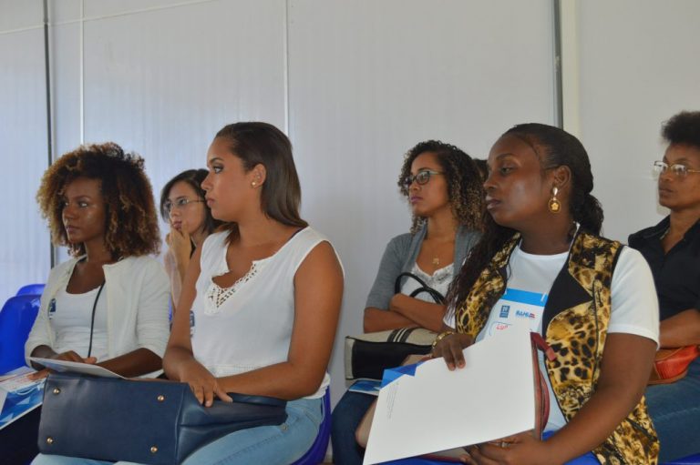 Jovens são contratados através do Programa Primeiro Emprego para trabalho na Uneb