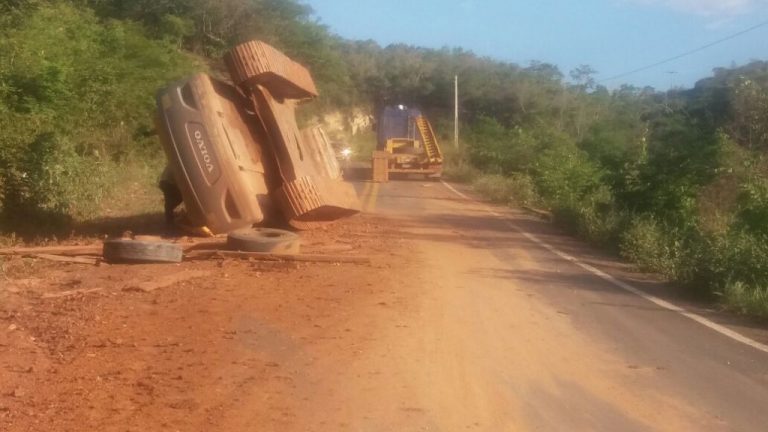 Retroescavadeira cai de carreta em acidente na BR-030