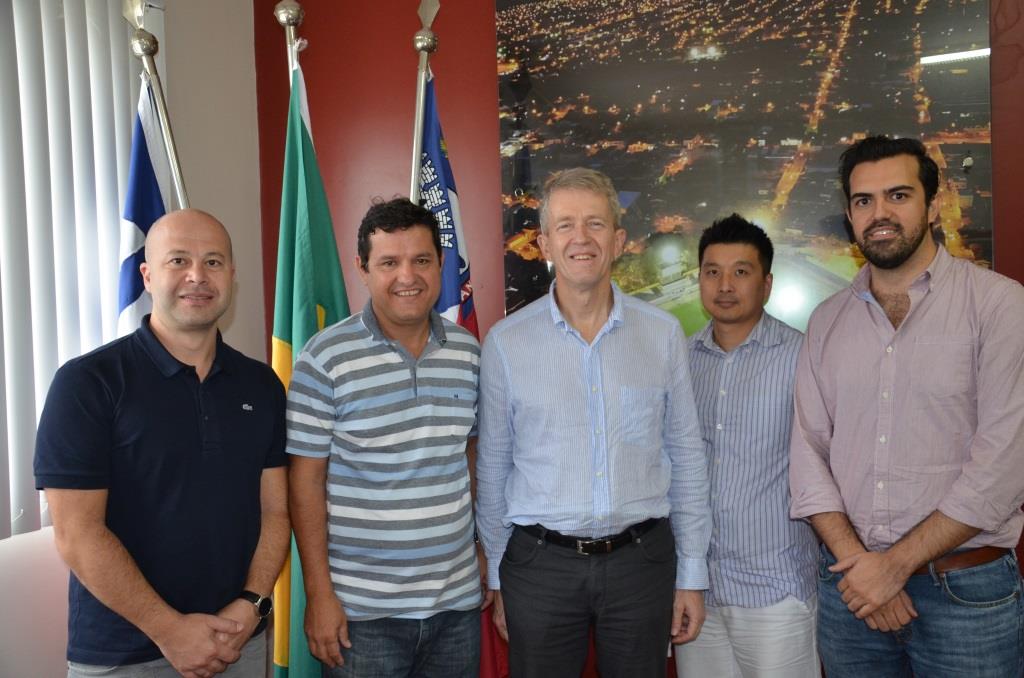 Prefeito Jairo Magalhães recebe visita de delegação internacional de investidores