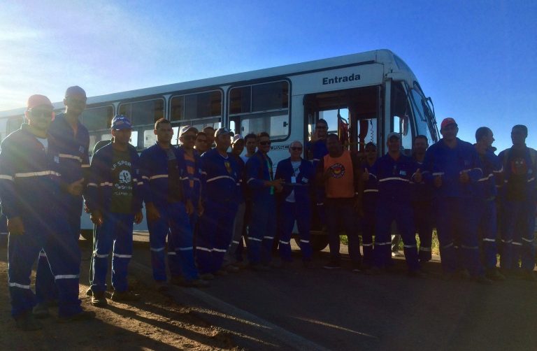 Trabalhadores da Fiol fecham BR-030 na saída para Palmas de Monte Alto