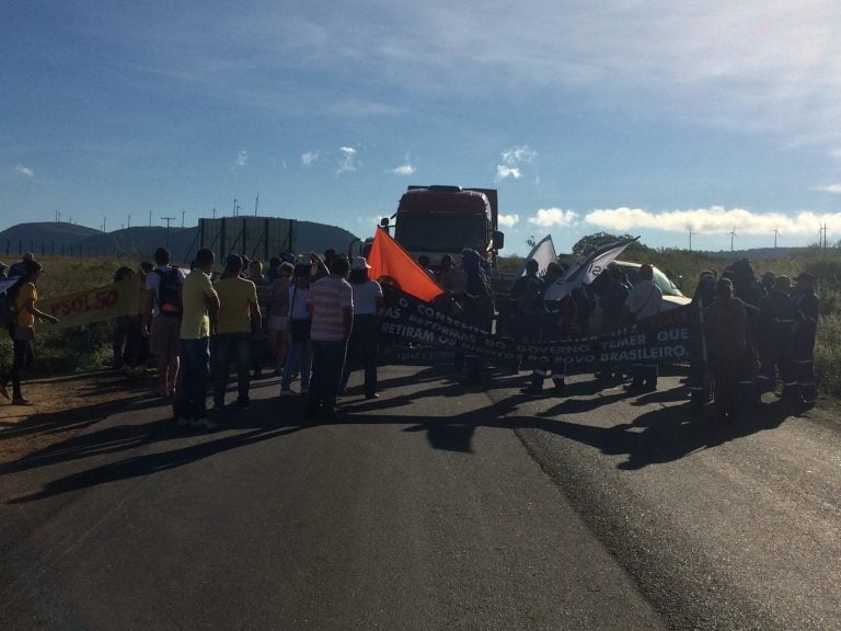 BR-030 também está fechada na saída para Caetité 