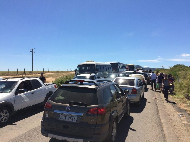 Manifestantes liberam BR-030 na saída para Caetité 