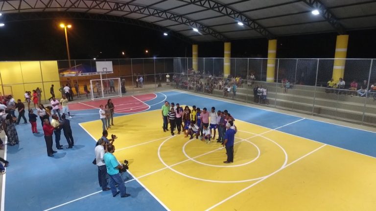 Prefeitura inaugura quadra poliesportiva em Ceraíma