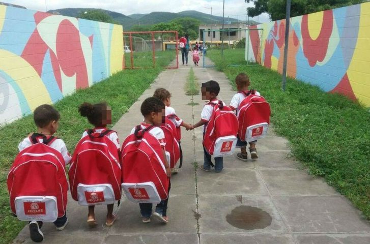 Jequié: Prefeitura entrega mochilas grandes para crianças pequenas