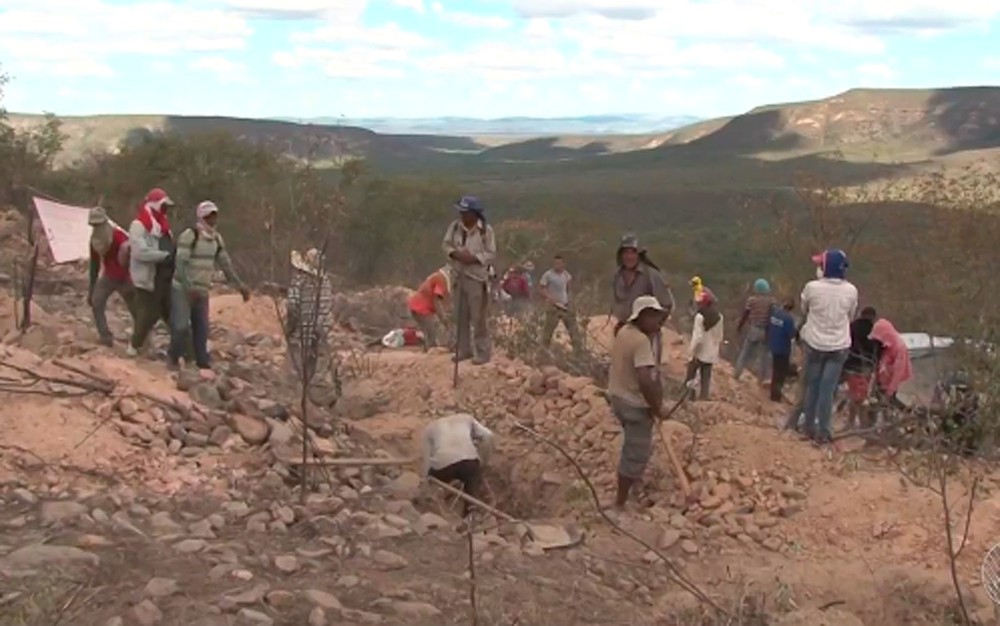 Jazida de ametistas descoberta na Bahia atrai sete mil pessoas em quinze dias