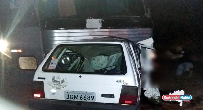 Batida entre carro e ônibus deixa seis mortos no sudoeste da Bahia