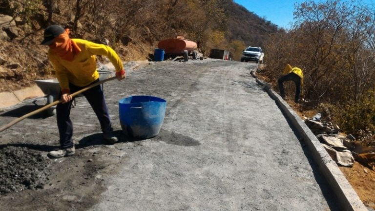 Prefeitura de Guanambi realiza pavimentação da Ladeira do Pará, em Ceraíma