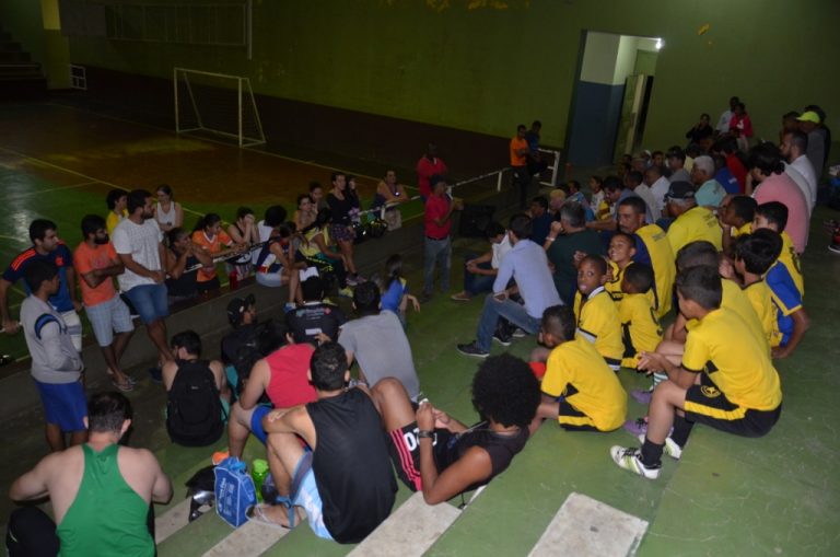 Prefeito de Guanambi se reúne com desportistas e anuncia reforma do Ginásio de Esportes