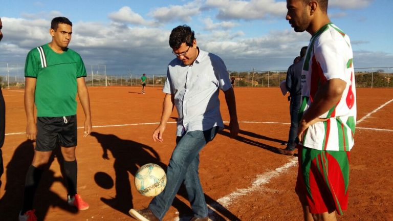 Prefeito autoriza sistema de abastecimento para comunidade rural e arquibancada para estádio de Morrinhos