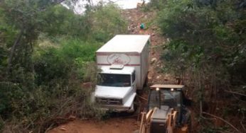 Caminhão perde controle e cai em ribanceira na Bahia
