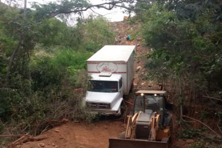 Caminhão perde controle e cai em ribanceira na Bahia