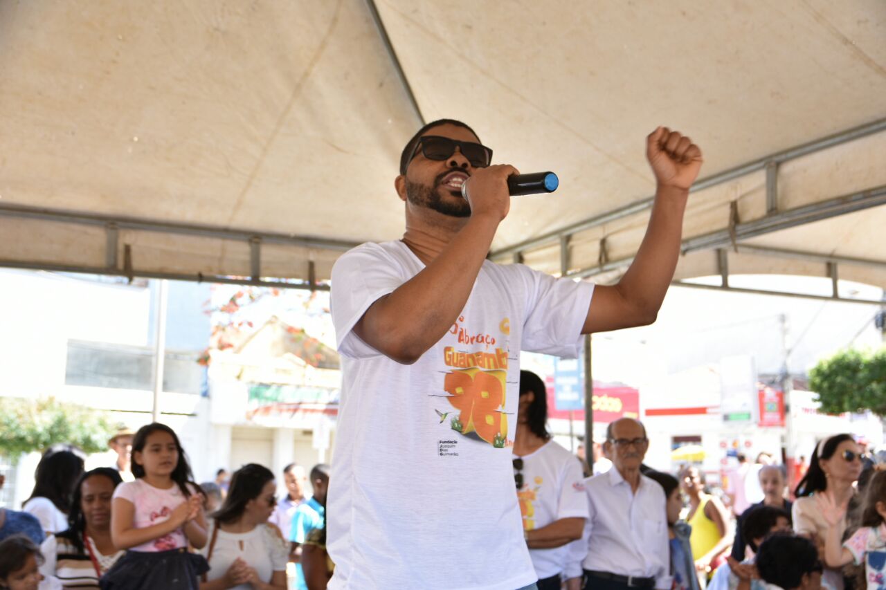 Georg Ramos canta sua música em homenagem a Guanambi no Abraço da Cidade