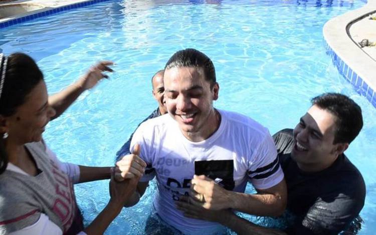 Wesley Safadão e esposa se batizam em igreja evangélica