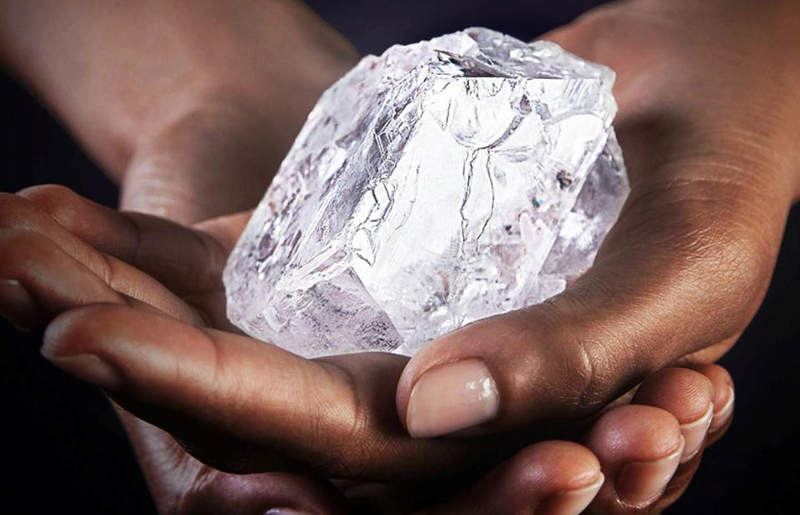 Maior diamante bruto do mundo é vendido após “pechincha” milionária