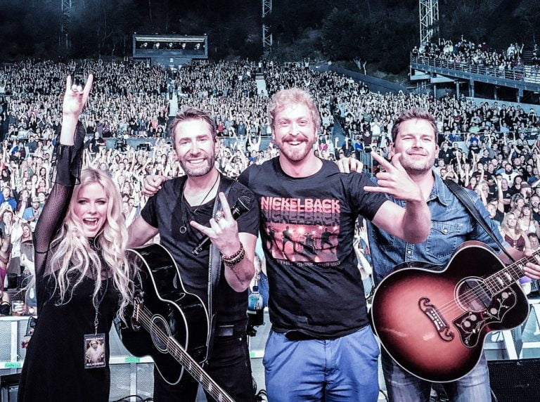 Após 3 anos sem cantar Avril Lavigne faz aparição surpresa no show da banda Nickelbac