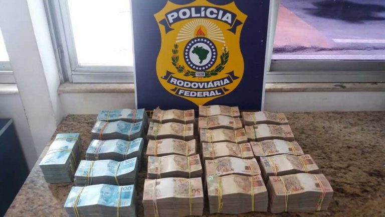 Conquista: PRF apreende mala com R$ 700 mil em ônibus